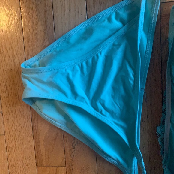 One bathing suit set and another pair of bottoms - Picture 6 of 9